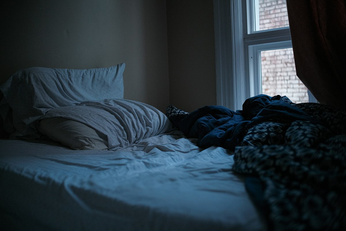 Persona durmiendo en cama cómoda
